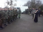 1 квітня 2015 р. Заступник володимирського міського декана протоієрей Ігор Бігун благословляє військовослужбовців протиповітряної оборони. Світлина з архіву священика