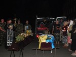 25 липня 2015 р., Рожище. Священик Олег Куліш відправляє заупокійну літію по загиблому воїнові Андрію Зайцеві. Світлина з сайта Facebook.com/rogsamooborona