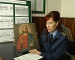 Інспекторка Ягодинської митниці Людмила Борисюк із врятованою завдяки Богородиці іконою. Світлина Андрія Гнатюка