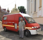 Протоієрей Микола Гінайло з реанімобілем, який передано волинянам завдяки французьким і українським благодійникам. Світлина інформаційної служби єпархії