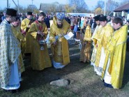2 листопада 2008 р. Єпископ Луцький і Волинський Михаїл (у центрі) разом із духовенством освячує місце під храм Покрови Пресвятої Богородиці в Головні Любомльського деканату. Світлина Данила Зінкевича