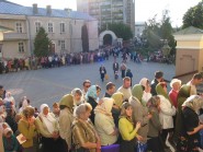 Віряни, які прибули до собору, щоб вшанувати мощі великомучениці Варвари. 22 травня 2006 р. Світлина інформаційної служби єпархії