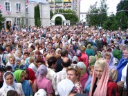 Передсоборний майдан під час Богослужіння в соборі, яке очолював Патріарх Київський і всієї Руси-України Філарет. 12 червня 2006 р. Світлина інформаційної служби єпархії