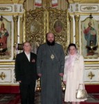 Архієпископ Михаїл із Володимиром Єщенком та його дружиною. Світлина Данила Зінкевича