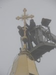 На парафії Святого Йоана Хрестителя в с. Прилуцьке Ківерецького деканату встановлюють на купол храму нового хреста. Світлина Сергія Кирилюка
