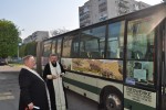 Протоієреї Євген Шевчук (зліва) і Микола Гінайло освячують автобуси, подаровані для міста закордонними благодійниками