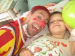 Лікарняний клоун організації «SOS Smile» із Данії з важкохворою дитиною. Луцьк. Світлина інформаційної служби єпархії