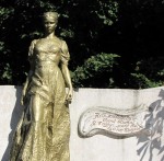 Пам’ятник Лесі Українці зі знаменитими словами в Центральному парку Луцька. Світлина інформаційної служби єпархії