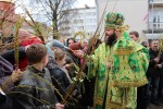 5 квітня 2015 р. Митрополит Михаїл освячує вербове віття на соборному майдані в Луцьку. Світлина інформаційної служби єпархії
