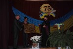 16 жовтня 2015 р. Священик Сергій Місан дарує ікону для оваднівського ліцею. Світлина з сайта vv-dekanat.com.ua