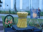 30 жовтня 2008 р. Свіча, виготовлена українськими бджолярами, на спомин Голодомору 1932–1933 рр. Світлина ієромонаха Константина (Марченка)