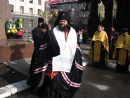 10 березня 2009 р. Архієпископ Михаїл під час панахиди перед пам’ятником Тарасові Шевченку в Луцьку. Світлина Данила Зінкевича