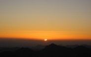 26 березня 2009 р. Схід сонця: панорама з верхів’я гори Синай (Єгипет). Світлина з архіву ієромонаха Симеона (Зінкевича)