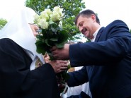 7 червня 2009 р. Патріарха вітає луцький міський голова Богдан Шиба. Світлина Леоніда Максимова